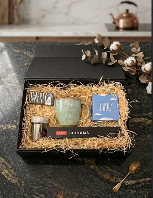 Hot Chocolate Lover’s Gift Box – Artisan Dairy Free Hot Chocolate Hamper with Handcrafted Mug, Chocolate Treats & Whisk